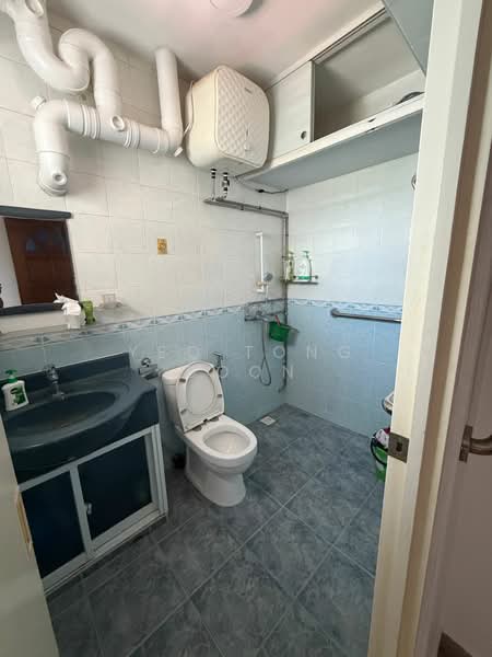596A Ang Mo Kio Street 52, 596A Ang Mo Kio Street 52, 3 Bedrooms, 1,001 sqft, HDB Flat For Sale, by Yeo Tong Boon, 500103006 - Bathroom - PropertyGuru.com.sg