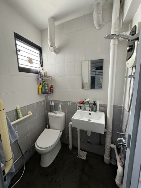 121 Bedok North Road, 121 Bedok North Road, 3 Bedrooms, 990 sqft, HDB Flat For Sale, by Clement Lum, 500103023 - Bathroom - PropertyGuru.com.sg