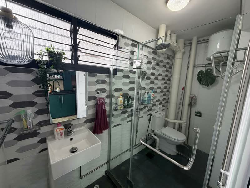 114 Serangoon North Avenue 1, 114 Serangoon North Avenue 1, 3 Bedrooms, 1,302 sqft, HDB Flat For Sale, by Alex Tan, 500103042 - Bathroom - PropertyGuru.com.sg