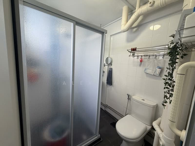 114 Serangoon North Avenue 1, 114 Serangoon North Avenue 1, 3 Bedrooms, 1,302 sqft, HDB Flat For Sale, by Alex Tan, 500103042 - Bathroom - PropertyGuru.com.sg