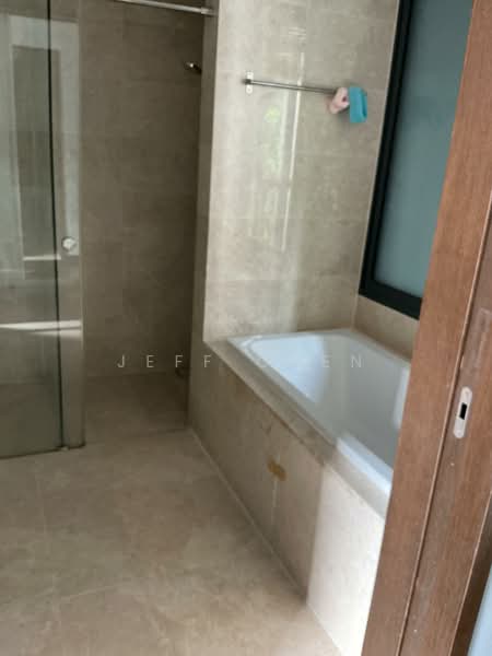 Archipelago, Bedok Reservoir Road, 5 Bedrooms, 4,402 sqft, Semi-Detached House For Rent, by Jeff Chen, 500103050 - Bathroom - PropertyGuru.com.sg