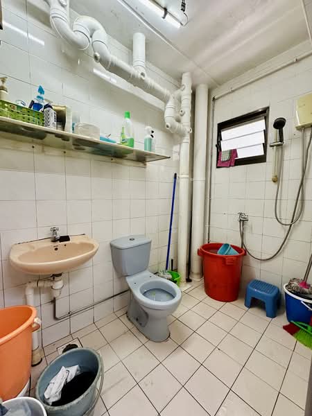 544 Woodlands Drive 16, 544 Woodlands Drive 16, 3 Bedrooms, 1,238 sqft, HDB Flat For Sale, by Charles Teo, 500103052 - Bathroom - PropertyGuru.com.sg