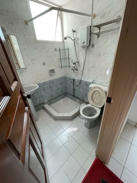 Avila Gardens, 11 Flora Road, 3 Bedrooms, 1,324 sqft, Condominium For Rent, by Raja Sekhara, 500103087 - Bathroom - PropertyGuru.com.sg