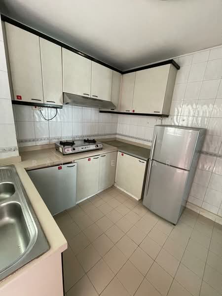 Avila Gardens, 11 Flora Road, 3 Bedrooms, 1,324 sqft, Condominium For Rent, by Raja Sekhara, 500103087 - Kitchen - PropertyGuru.com.sg