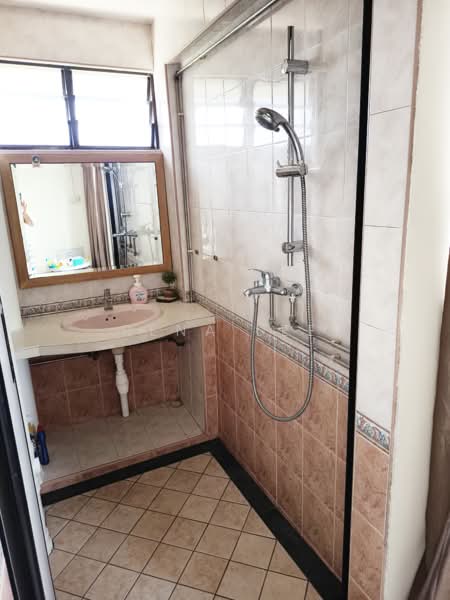 40 Teban Gardens Road, 40 Teban Gardens Road, Room Rental, 280 sqft, HDB Flat For Rent, by Rena Lee, 500103096 - Bathroom - PropertyGuru.com.sg