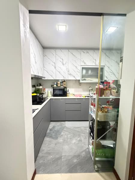 Edelweiss Park Condo, 90 Flora Road, 2 Bedrooms, 947 sqft, Condominium For Rent, by Eric Lim, 500103119 - Kitchen - PropertyGuru.com.sg