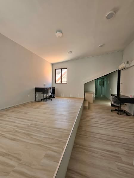 Geylang Road - Renovated L3 Shophouse, , 1,500 sqft, Office For Rent, by Evangeline Ho, 500103124 - Main work area of the largest room - CommercialGuru.com.sg