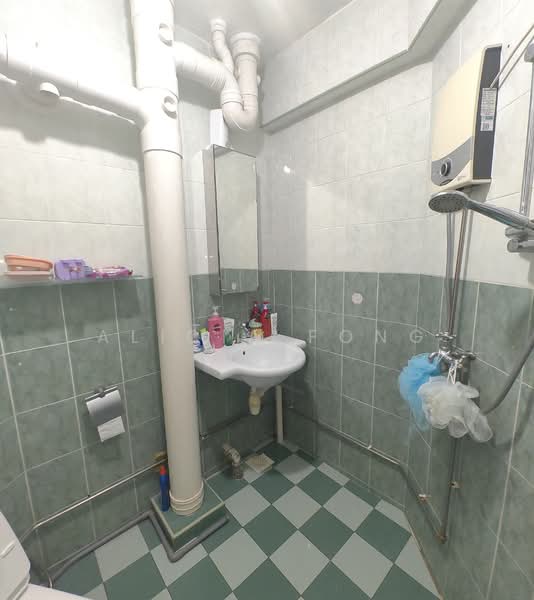 610 Ang Mo Kio Avenue 4, 610 Ang Mo Kio Avenue 4, 3 Bedrooms, 1,023 sqft, HDB Flat For Sale, by Alicia Fong, 500103158 - Bathroom - PropertyGuru.com.sg