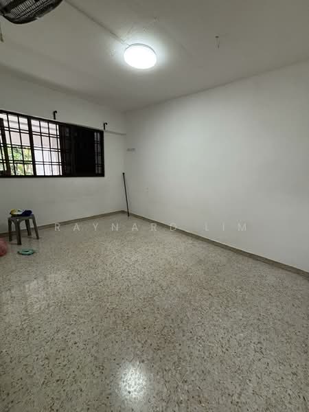 313 Jurong East Street 32, 313 Jurong East Street 32, 2 Bedrooms, 796 sqft, HDB Flat For Sale, by Raynard Lim, 500103168 - Common bedroom - PropertyGuru.com.sg