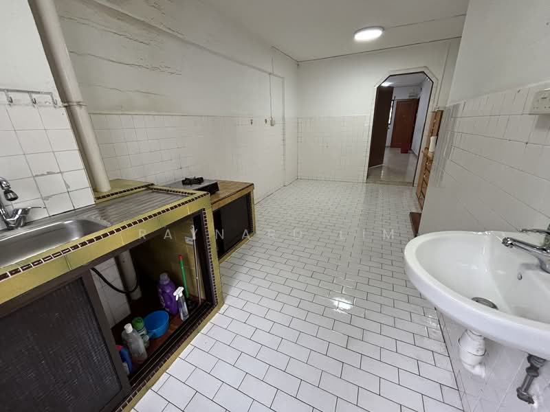 313 Jurong East Street 32, 313 Jurong East Street 32, 2 Bedrooms, 796 sqft, HDB Flat For Sale, by Raynard Lim, 500103168 - Kitchen - PropertyGuru.com.sg