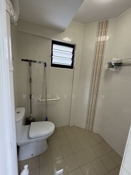 313 Jurong East Street 32, 313 Jurong East Street 32, 2 Bedrooms, 796 sqft, HDB Flat For Sale, by Raynard Lim, 500103168 - Bathroom - PropertyGuru.com.sg