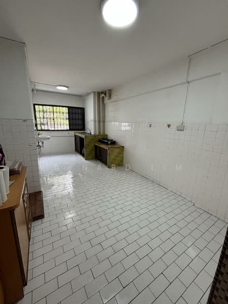 313 Jurong East Street 32, 313 Jurong East Street 32, 2 Bedrooms, 796 sqft, HDB Flat For Sale, by Raynard Lim, 500103168 - Kitchen - PropertyGuru.com.sg