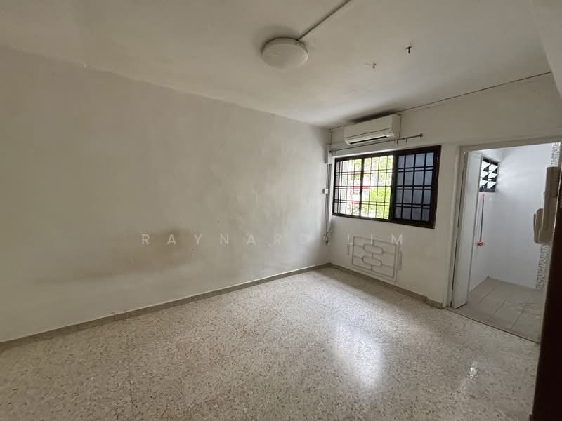 313 Jurong East Street 32, 313 Jurong East Street 32, 2 Bedrooms, 796 sqft, HDB Flat For Sale, by Raynard Lim, 500103168 - Master bedroom - PropertyGuru.com.sg