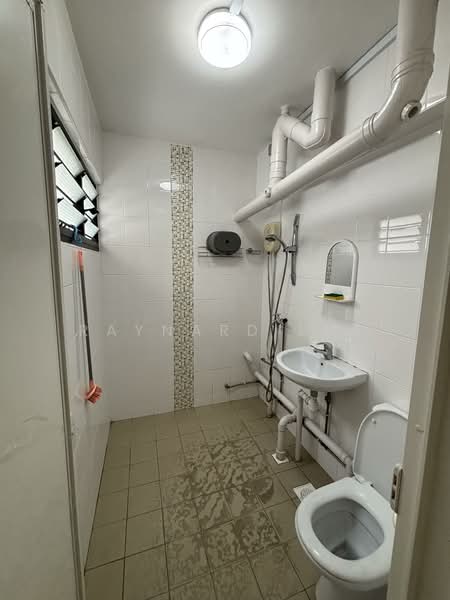 313 Jurong East Street 32, 313 Jurong East Street 32, 2 Bedrooms, 796 sqft, HDB Flat For Sale, by Raynard Lim, 500103168 - Master Bathroom - PropertyGuru.com.sg