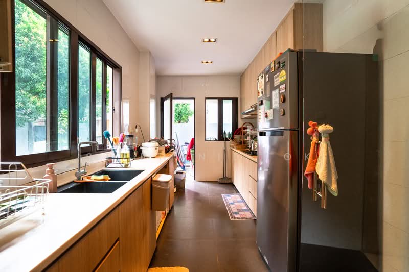 Charming 2.5 storey Detached in Move in Condition, Prime location, No west Sun, Regular Plot, Wide frontage, 6 Bedrooms, 6,572 sqft, Detached House For Sale, by Stephanie Tok, 500103173 - Kitchen - PropertyGuru.com.sg