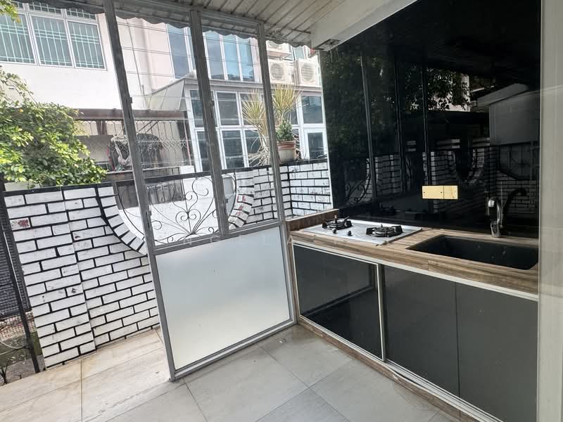 Jalan Naung, , 4 Bedrooms, 1,643 sqft, Terraced House For Rent, by Angela Pai, 500103216 - Kitchen - PropertyGuru.com.sg