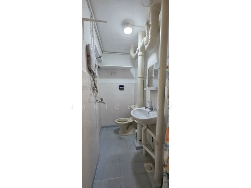 54 Lorong 5 Toa Payoh, 54 Lorong 5 Toa Payoh, 1 Bedroom, 463 sqft, HDB Flat For Rent, by Janice Lim, 500103263 - Bathroom - PropertyGuru.com.sg