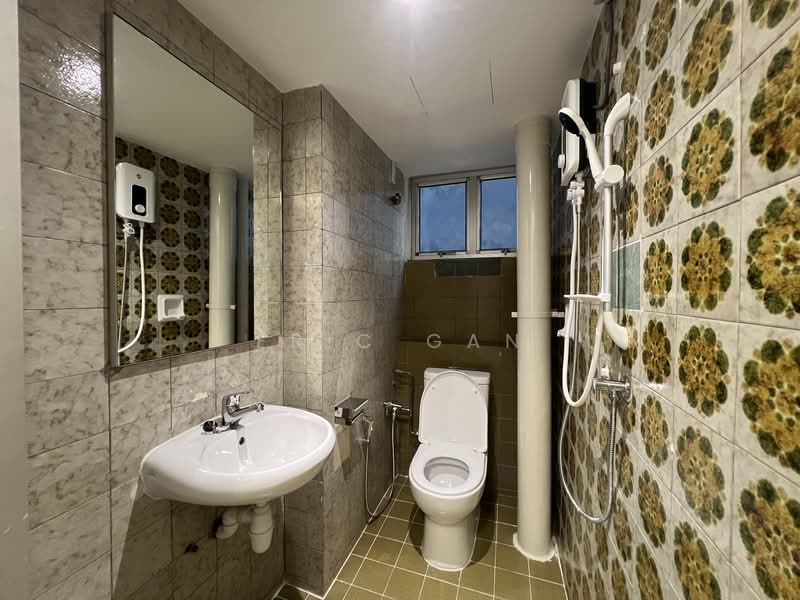 Chancery Court, 36H Dunearn Road, 2 Bedrooms, 926 sqft, Condominium For Rent, by Eric Gan, 500103351 - Common Bathroom - PropertyGuru.com.sg