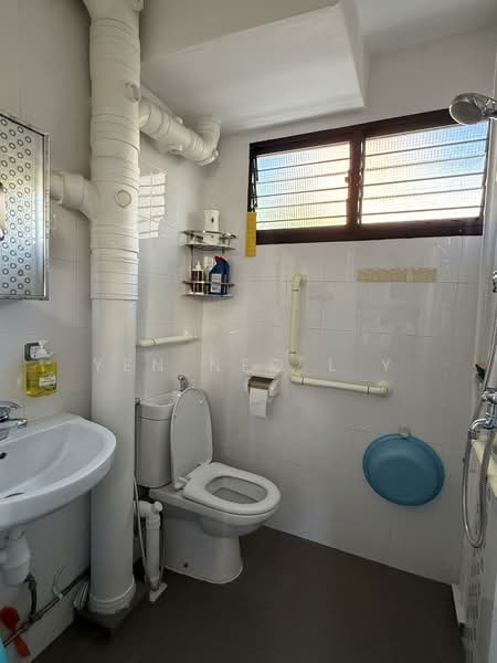 158 Tampines Street 12, 158 Tampines Street 12, 3 Bedrooms, 990 sqft, HDB Flat For Sale, by Yen Neo L Y, 500103354 - Common Bathroom - PropertyGuru.com.sg