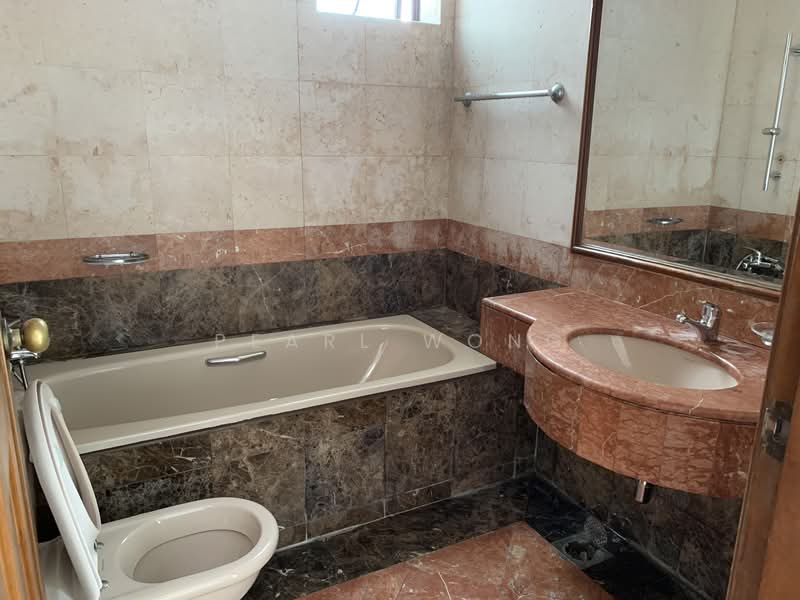 Spring Grove, 53 Grange Road, 2 Bedrooms, 1,012 sqft, Condominium For Rent, by Pearl Wong, 500103469 - Bathroom - PropertyGuru.com.sg