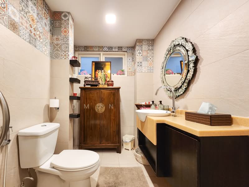 ★ Serangoon Garden Estate ★ Lovingly Maintained Semi-Detached ★, Serangoon Garden Estate, 5 Bedrooms, 5,000 sqft, Semi-Detached House For Sale, by Edmund Seah, 500103473 - Bathroom - PropertyGuru.com.sg