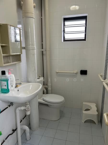126 Pending Road, 126 Pending Road, Room Rental, 110 sqft, HDB Flat For Rent, by Dennis Goh, 500103474 - Common Bathroom - PropertyGuru.com.sg