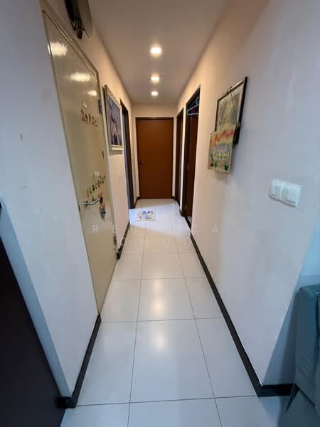 487 Segar Road, 487 Segar Road, 3 Bedrooms, 990 sqft, HDB Flat For Sale, by Rebecca Choo, 500103478 - Corridor - PropertyGuru.com.sg
