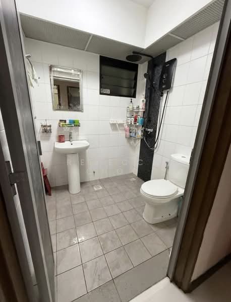 487 Segar Road, 487 Segar Road, 3 Bedrooms, 990 sqft, HDB Flat For Sale, by Rebecca Choo, 500103478 - Bathroom - PropertyGuru.com.sg