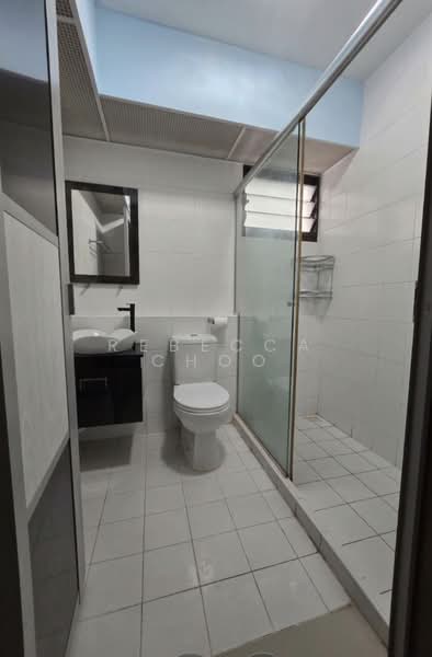 487 Segar Road, 487 Segar Road, 3 Bedrooms, 990 sqft, HDB Flat For Sale, by Rebecca Choo, 500103478 - Bathroom - PropertyGuru.com.sg