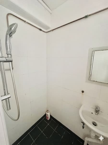 305 Serangoon Avenue 2, 305 Serangoon Avenue 2, 2 Bedrooms, 753 sqft, HDB Flat For Sale, by Vincent Tan, 500103495 - Bathroom - PropertyGuru.com.sg