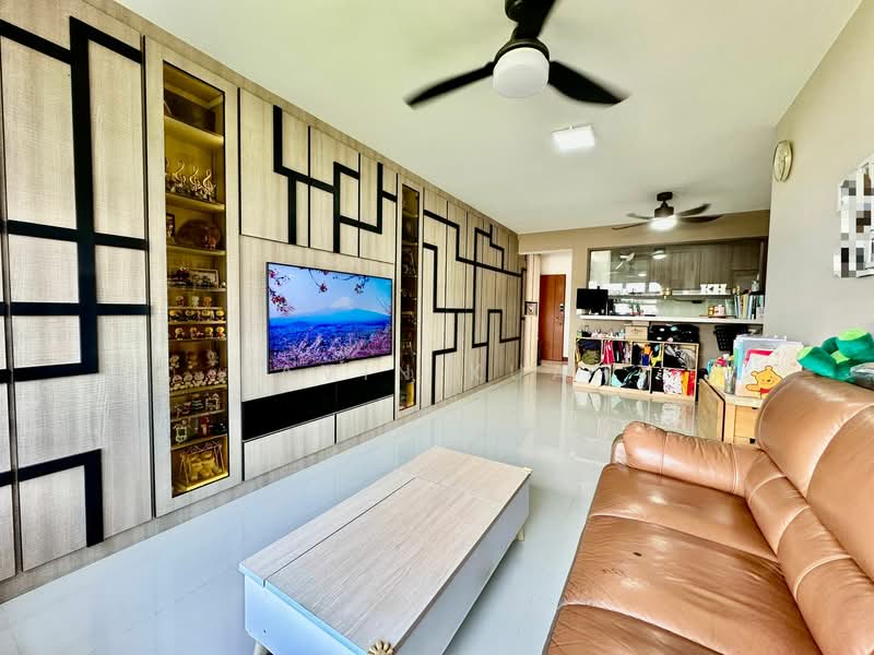 812B Choa Chu Kang Avenue 7, 812B Choa Chu Kang Avenue 7, 3 Bedrooms, 1,216 sqft, HDB Flat For Sale, by Kavin Kuah, 500103566 - Living Room - PropertyGuru.com.sg