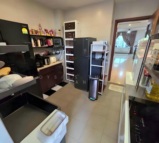 C.H.E.A.P 4 STOREYS INTER-TERRACE WITH PRIVATE LIFT, Andrews Terrace, 6 Bedrooms, 4,000 sqft, Terraced House For Sale, by Aloysius Thomas Tan, 500103569 - Kitchen - PropertyGuru.com.sg