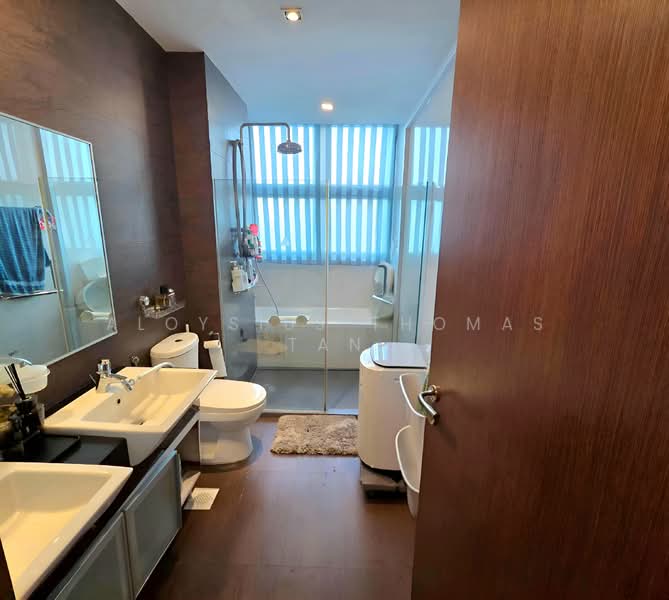 C.H.E.A.P 4 STOREYS INTER-TERRACE WITH PRIVATE LIFT, Andrews Terrace, 6 Bedrooms, 4,000 sqft, Terraced House For Sale, by Aloysius Thomas Tan, 500103569 - Bathroom - PropertyGuru.com.sg