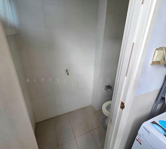 C.H.E.A.P 4 STOREYS INTER-TERRACE WITH PRIVATE LIFT, Andrews Terrace, 6 Bedrooms, 4,000 sqft, Terraced House For Sale, by Aloysius Thomas Tan, 500103569 - Bathroom - PropertyGuru.com.sg