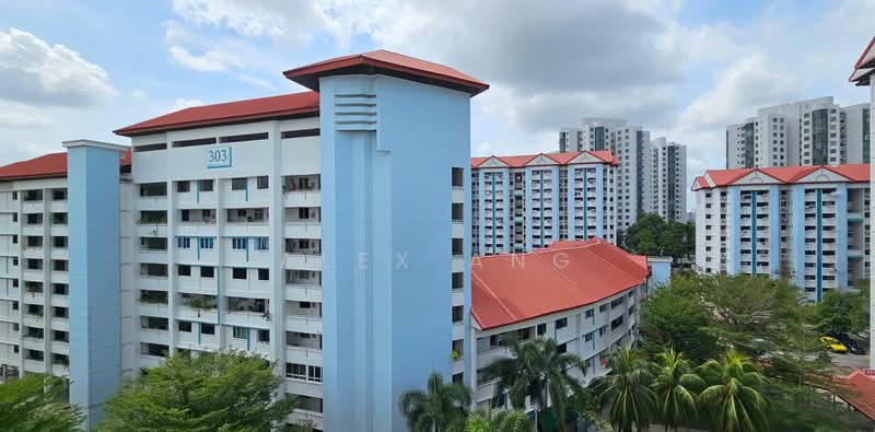 305 Jurong East Street 32, 305 Jurong East Street 32, 3 Bedrooms, 1,422 sqft, HDB Flat For Sale, by Alex Ang, 500103579 - Exterior - PropertyGuru.com.sg