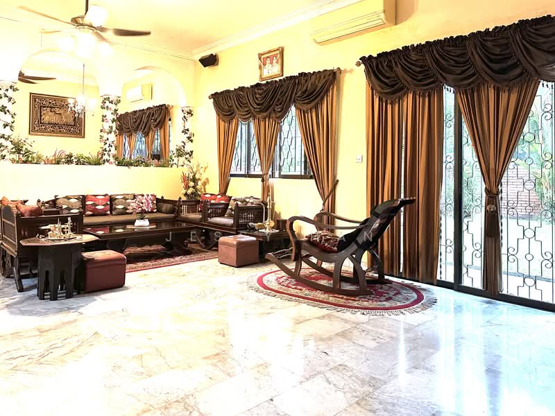 Original 2 Storey Detached @ Upper Thomson / Westlake Ave / Marymount MRT, Westlake Avenue, 5 Bedrooms, 4,500 sqft, Detached House For Sale, by Jessy Han, 500103585 - Living Room - PropertyGuru.com.sg