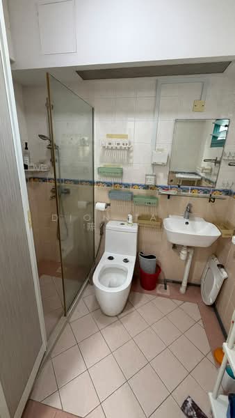 15 Farrer Park Road, 15 Farrer Park Road, 2 Bedrooms, 667 sqft, HDB Flat For Rent, by Dion Tan 陈晓慧, 500103591 - Bathroom - PropertyGuru.com.sg
