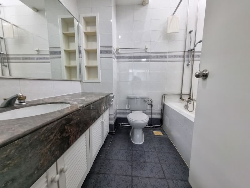 Siglap Center, 55 Siglap Road, 3 Bedrooms, 1,290 sqft, Apartment For Rent, by Richard Then, 500103596 - Bathroom - PropertyGuru.com.sg