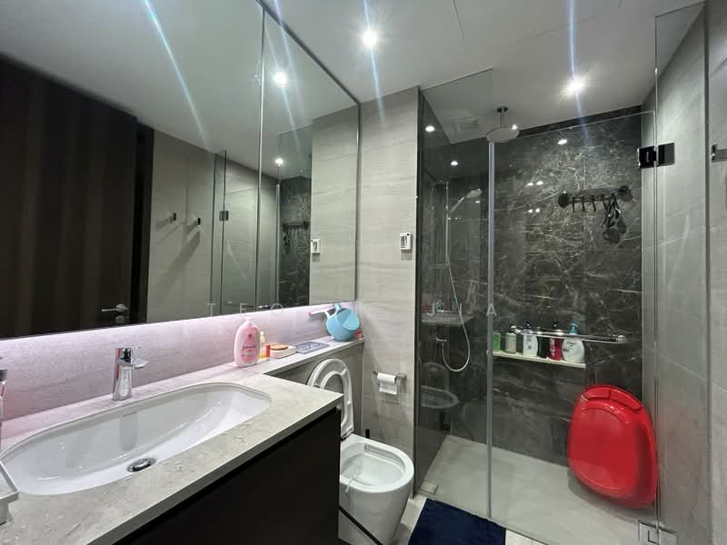 Pasir Ris 8, 8 Pasir Ris Drive 8, 2 Bedrooms, 721 sqft, Apartment For Sale, by Teo En Jia, 500103602 - Master Bath - PropertyGuru.com.sg