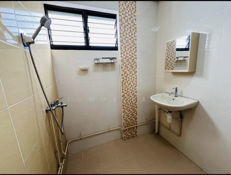 66 Bedok South Avenue 3, 66 Bedok South Avenue 3, 3 Bedrooms, 1,324 sqft, HDB Flat For Sale, by Tommy Lau, 500103604 - Bathroom - PropertyGuru.com.sg