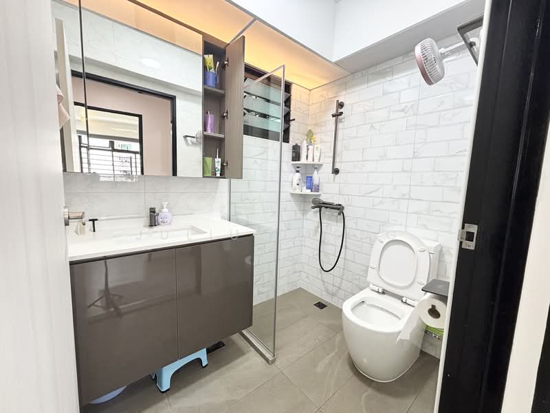 818A Choa Chu Kang Avenue 1, 818A Choa Chu Kang Avenue 1, 3 Bedrooms, 990 sqft, HDB Flat For Sale, by Julius Wong, 500103619 - Bathroom - PropertyGuru.com.sg
