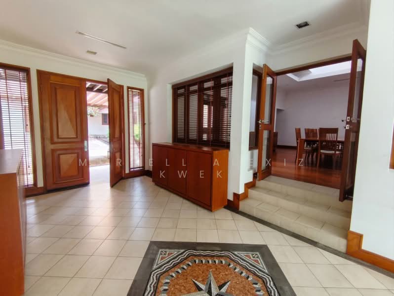 44,000 sqft Cornwall Gardens GCB – 5 Beds, Pool, Entertain, $100M-Class, Cornwall Gardens, Orchard / River Valley, 5 Bedrooms, 43,888 sqft, Good Class Bungalow For Rent, by Meriell Alexiz Kwek, 500103627 - Entrance - PropertyGuru.com.sg