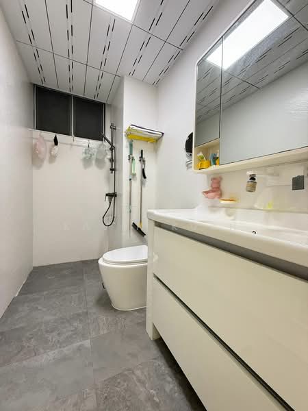 Summerdale, 8 Boon Lay Drive, 3 Bedrooms, 1,216 sqft, Condominium For Sale, by Kavin Kuah, 500103633 - Bathroom - PropertyGuru.com.sg