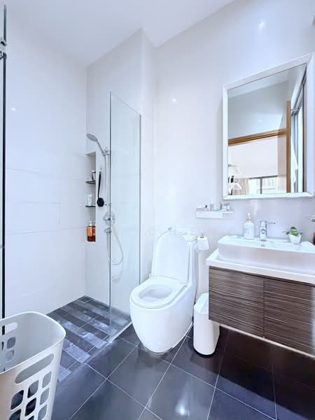 RV Edge, 2 Shanghai Road, 2 Bedrooms, 829 sqft, Condominium For Sale, by Don Cheng, 500103634 - Bathroom - PropertyGuru.com.sg