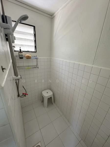 644 Hougang Avenue 8, 644 Hougang Avenue 8, 2 Bedrooms, 750 sqft, HDB Flat For Rent, by Ng Kang Seng, 500103646 - Bathroom - PropertyGuru.com.sg