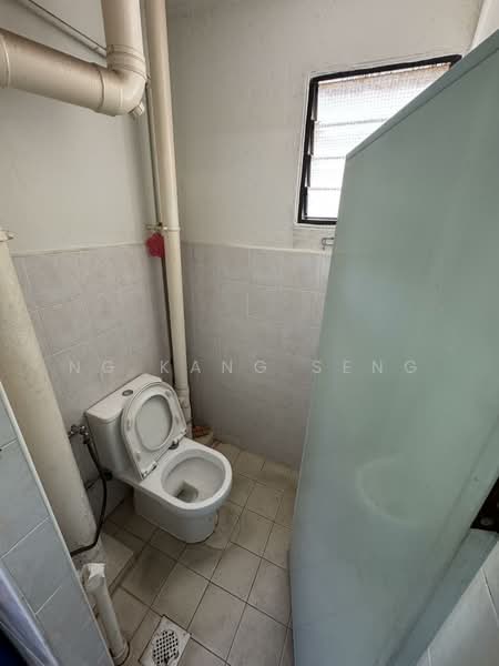 644 Hougang Avenue 8, 644 Hougang Avenue 8, 2 Bedrooms, 750 sqft, HDB Flat For Rent, by Ng Kang Seng, 500103646 - Bathroom - PropertyGuru.com.sg