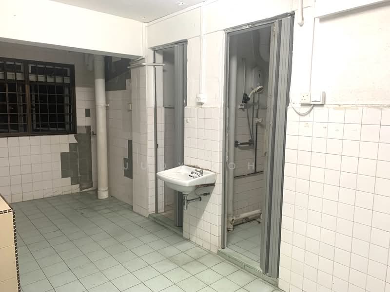 2 Lorong Lew Lian, 2 Lorong Lew Lian, 2 Bedrooms, 689 sqft, HDB Flat For Sale, by Judy Koh, 500103673 - Bathroom - PropertyGuru.com.sg