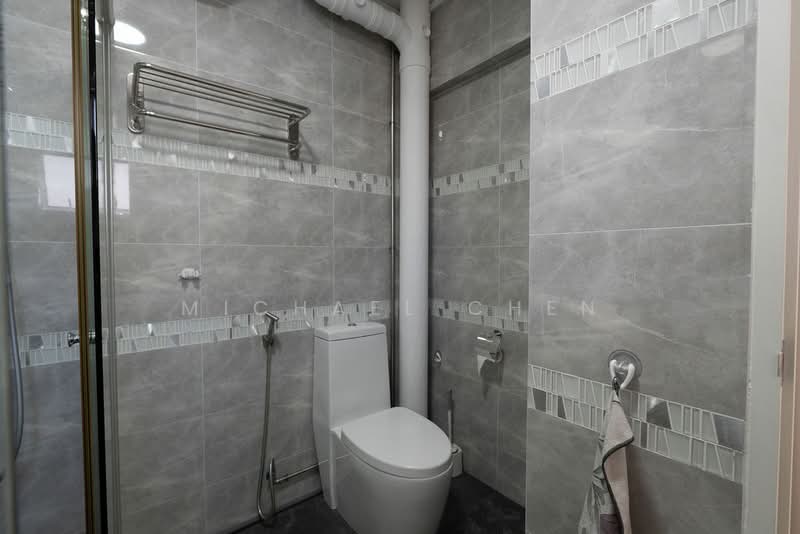 Renovated high floor EM, close to MRT, no ext and no ethnic quota!, , 4 Bedrooms, 1,561 sqft, HDB Flat For Sale, by Michael Chen, 500103702 - Bathroom - PropertyGuru.com.sg