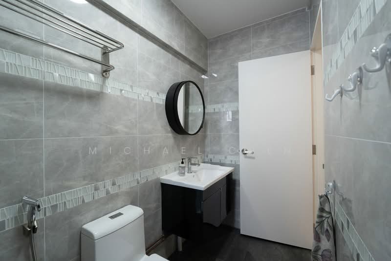 Renovated high floor EM, close to MRT, no ext and no ethnic quota!, , 4 Bedrooms, 1,561 sqft, HDB Flat For Sale, by Michael Chen, 500103702 - Bathroom - PropertyGuru.com.sg