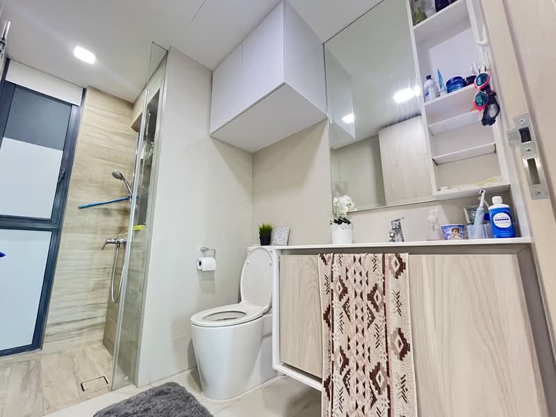 J Gateway, 2 Gateway Drive, 3 Bedrooms, 893 sqft, Condominium For Sale, by Michelle Goh 呉詩韻, 500103718 - Bathroom - PropertyGuru.com.sg